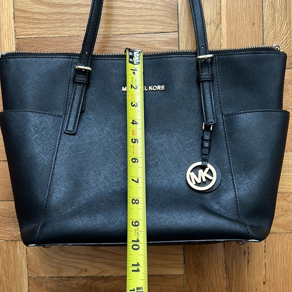 Michael Kors Jet Set Tote - Picture 9 of 10